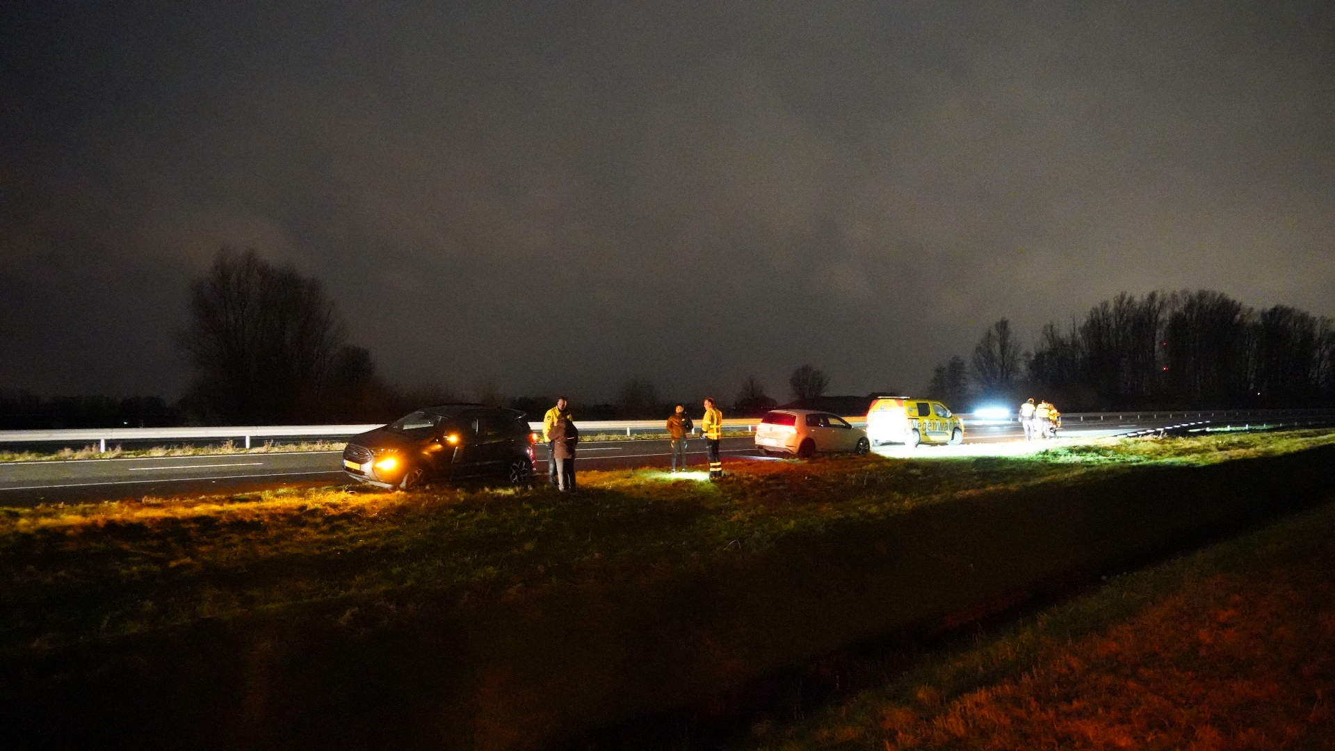 Twee auto's botsten op elkaar
