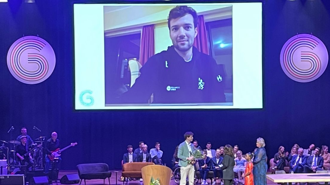 Melvin Twellaar is verkozen tot Groninger sporter van het jaar 2022. Hij spreekt de zaal toe via een videoverbinding.