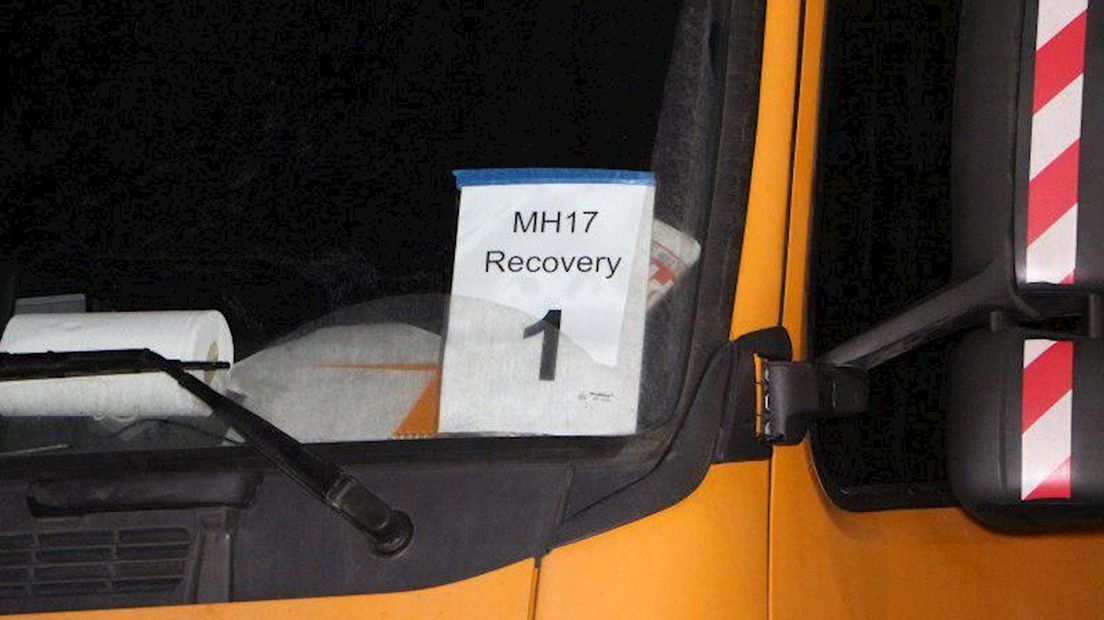 Het konvooi dat de wrakstukken van vlucht MH17 vervoert is in Nederland