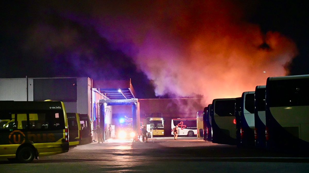 Bussen in brand bij busbedrijf Pouw in Vianen