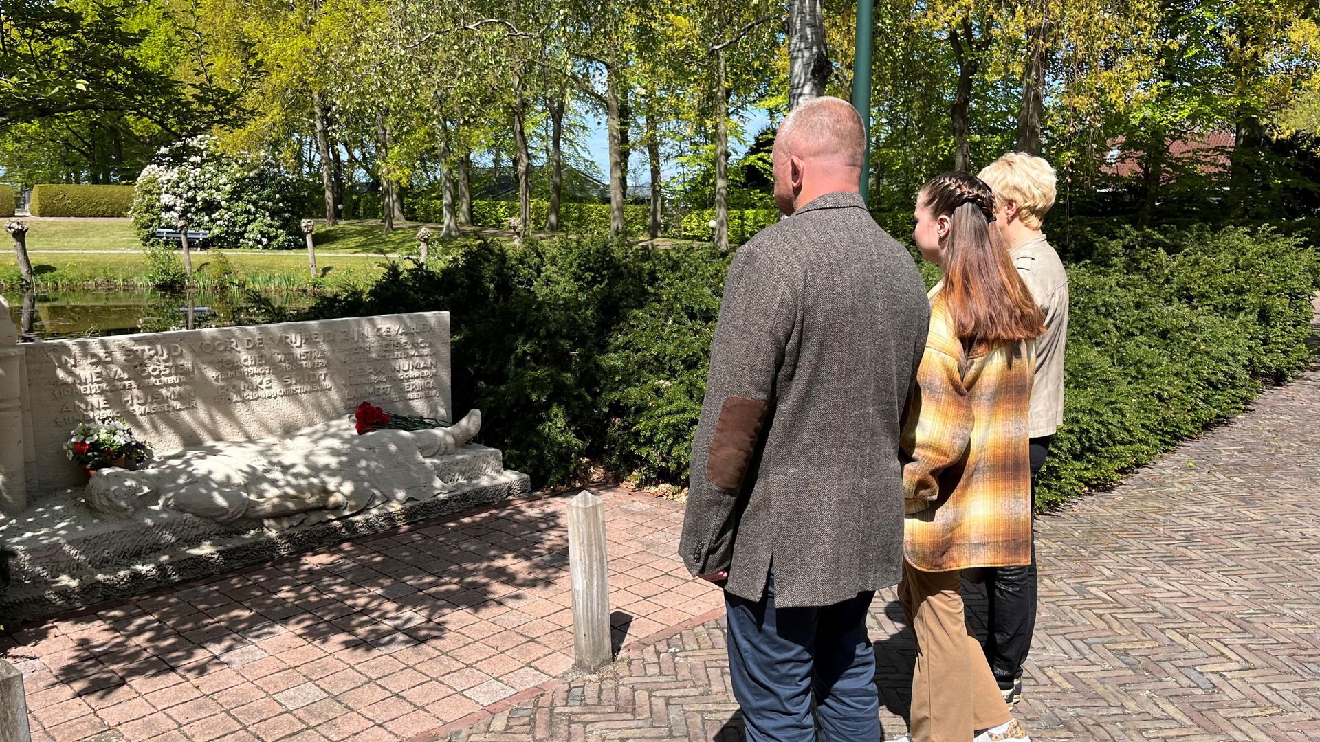 Bij het oorlogsmonument op de begraafplaats in Gorredijk