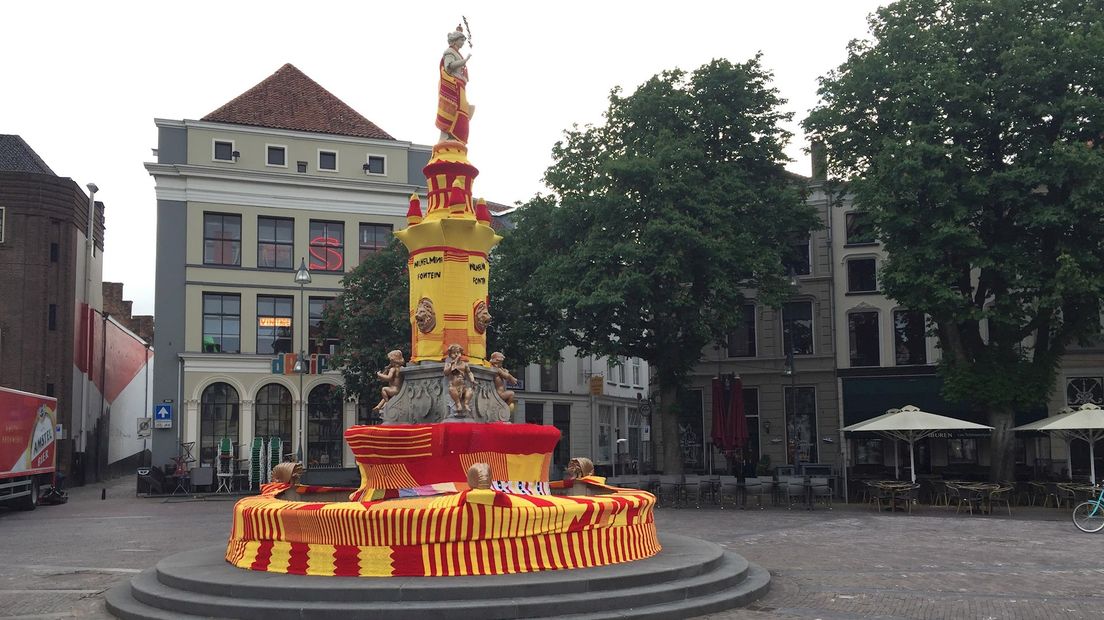 Brink in Deventer kleurt rood-geel