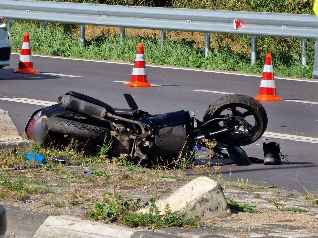 De scooter na de aanrijding op de Edisonweg in Alblasserdam