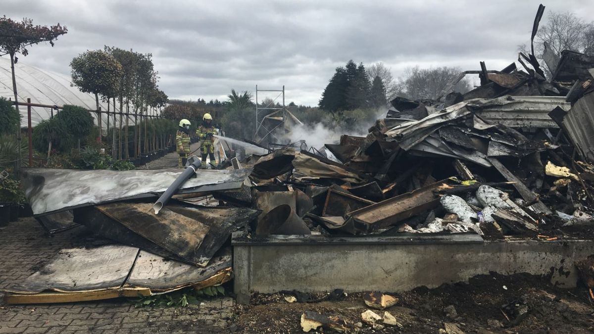 Dag na grote brand tuincentrum Giethmen: verzekeraars, leveranciers en opnieuw de brandweer op bezoe