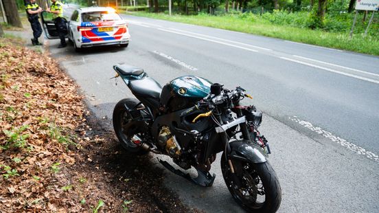 Motorrijder gewond • auto tegen boom