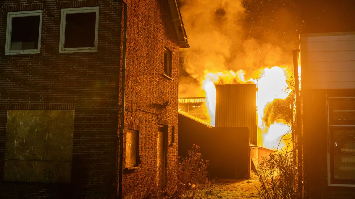 Brand zorgt voor veel schade aan leegstaande loods in Drachten