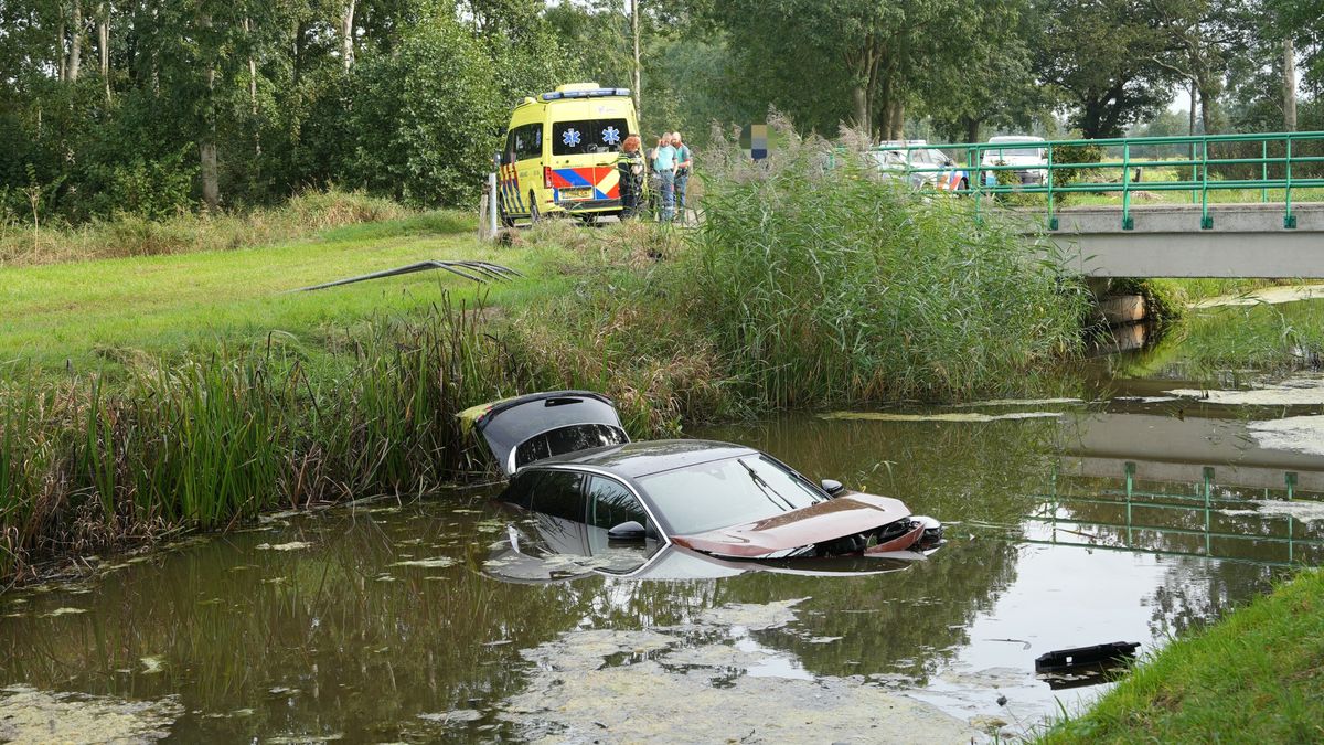 Bestuurder ramt hek en belandt met auto in water in Ruinen