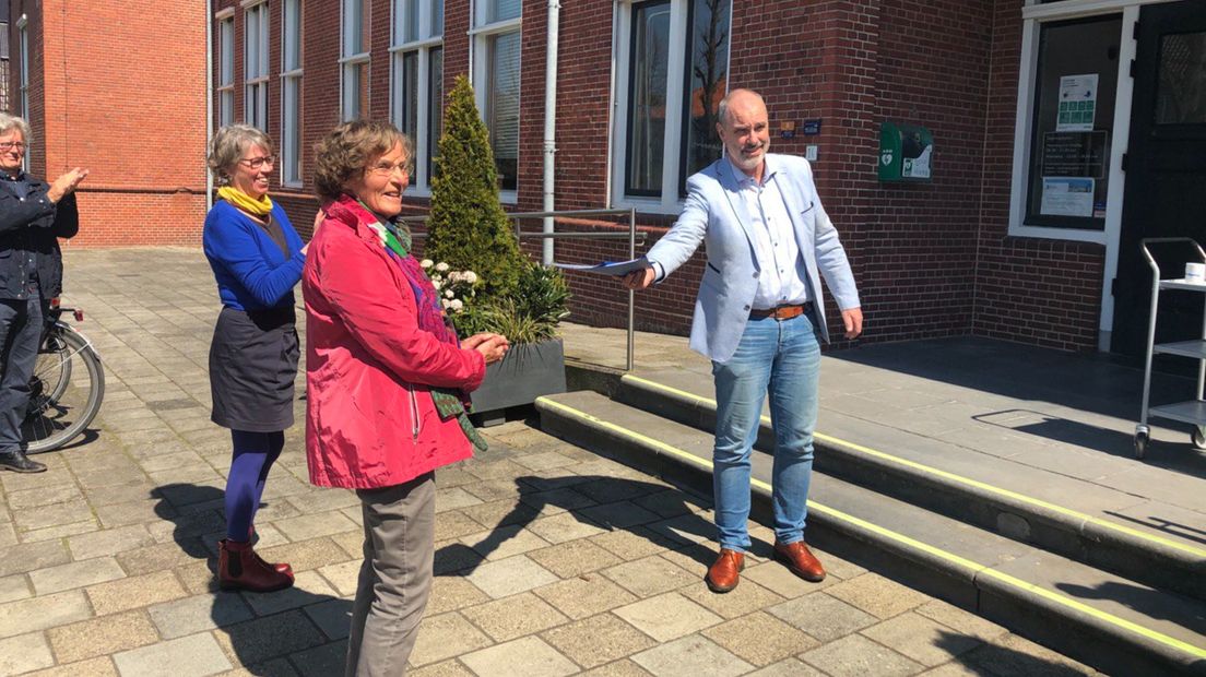 Ineke Kloosterboer en Diana Vos overhandigen de petitie aan wethouder Ronde