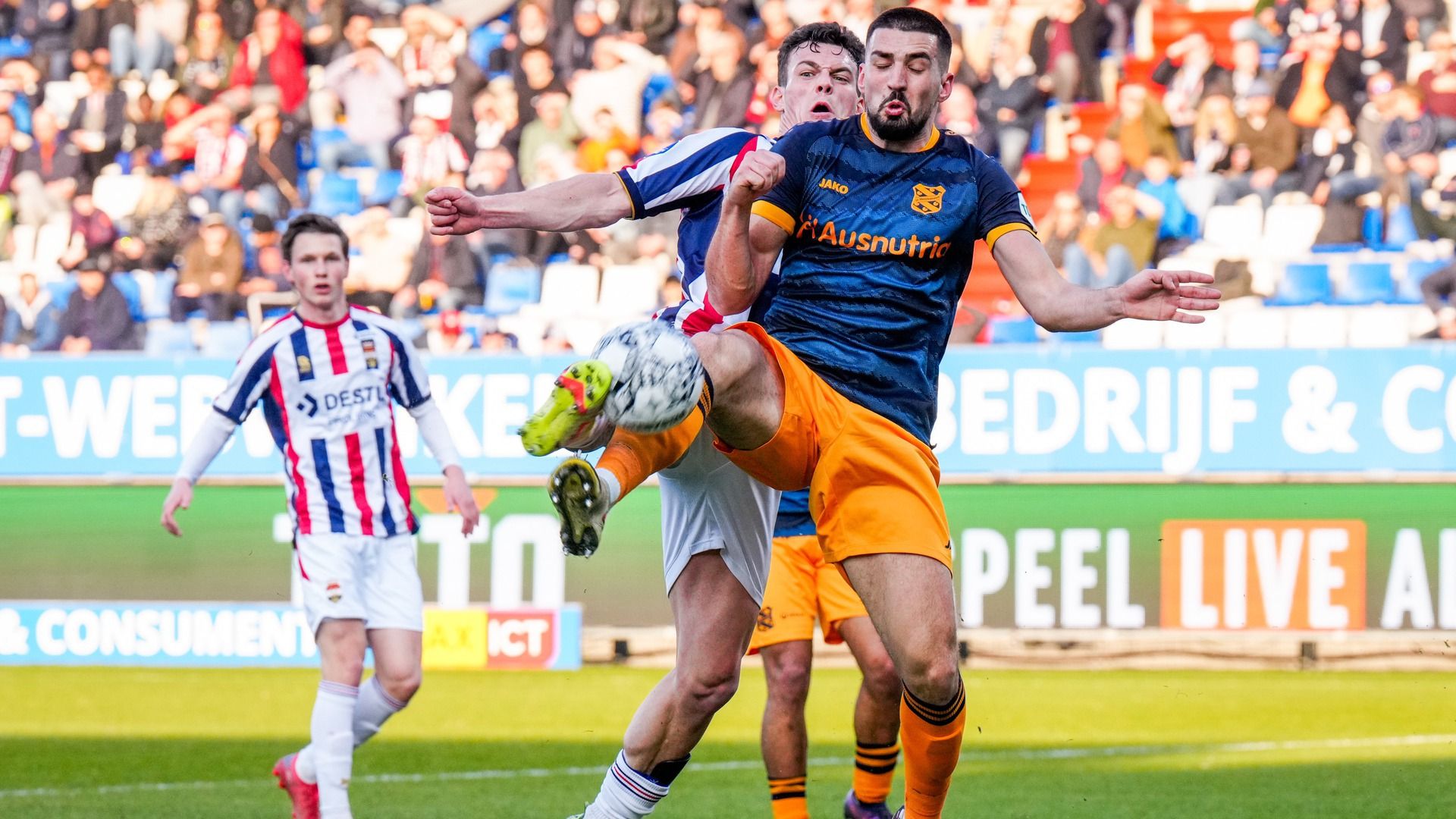 Ibrahim Dresevic yn duel mei Hornkamp