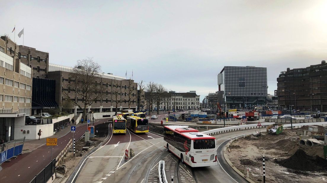 Bussen over de nieuwe baan.