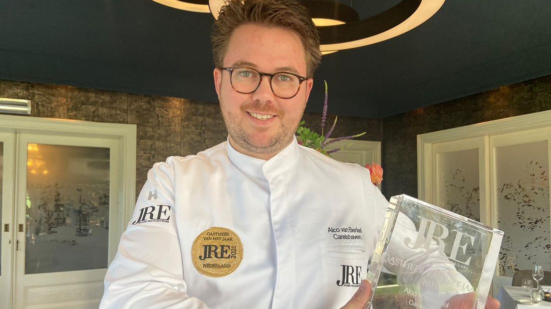 Horecaondernemer Alco van Berkel met z'n gloednieuwe award