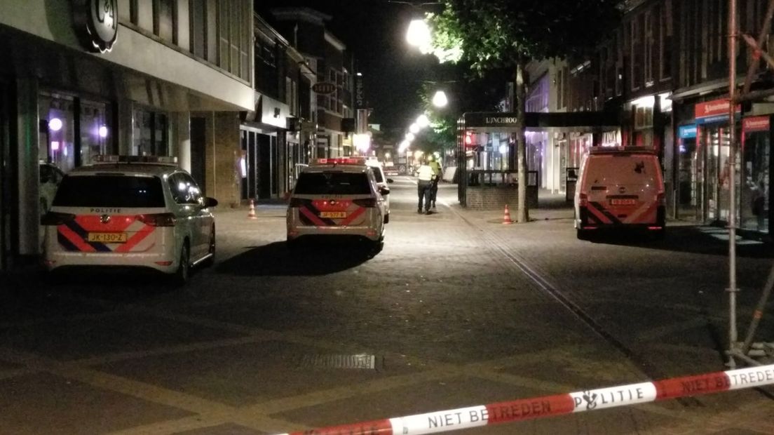 De politie heeft in de nacht van maandag op dinsdag een gewapende man neergeschoten in de Hamburgerstraat in Doetinchem. Hij werd geraakt in zijn onderlichaam en is naar het ziekenhuis gebracht.