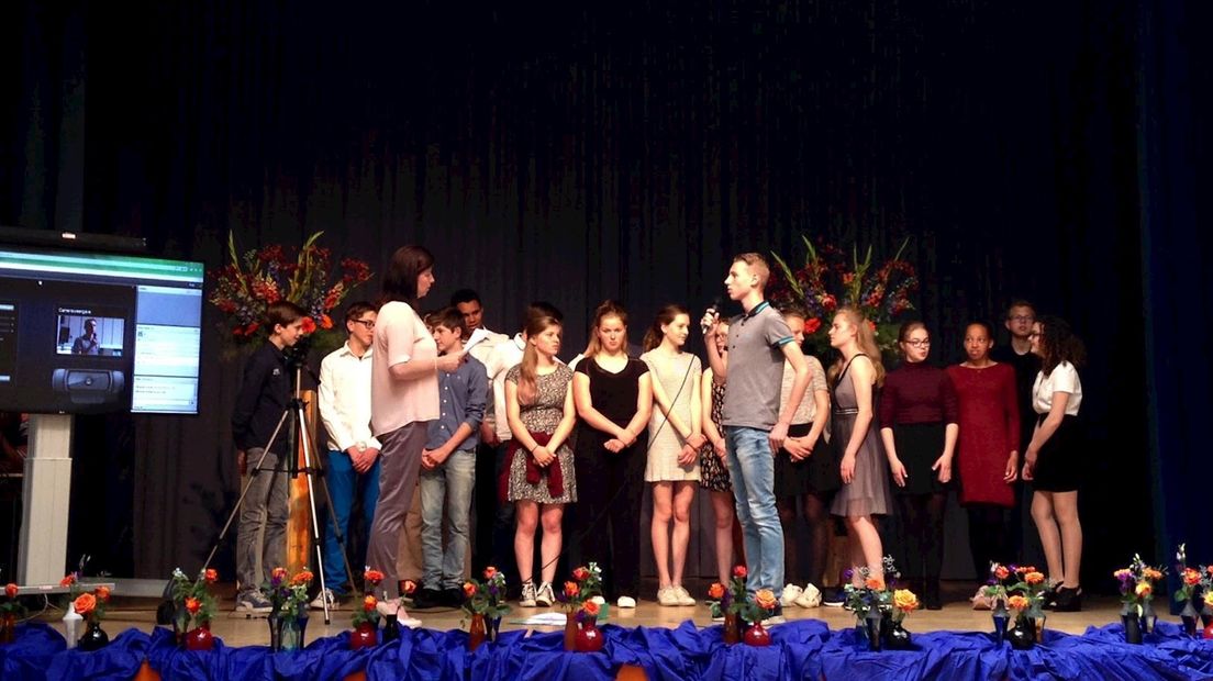 De leerlingen op het podium.