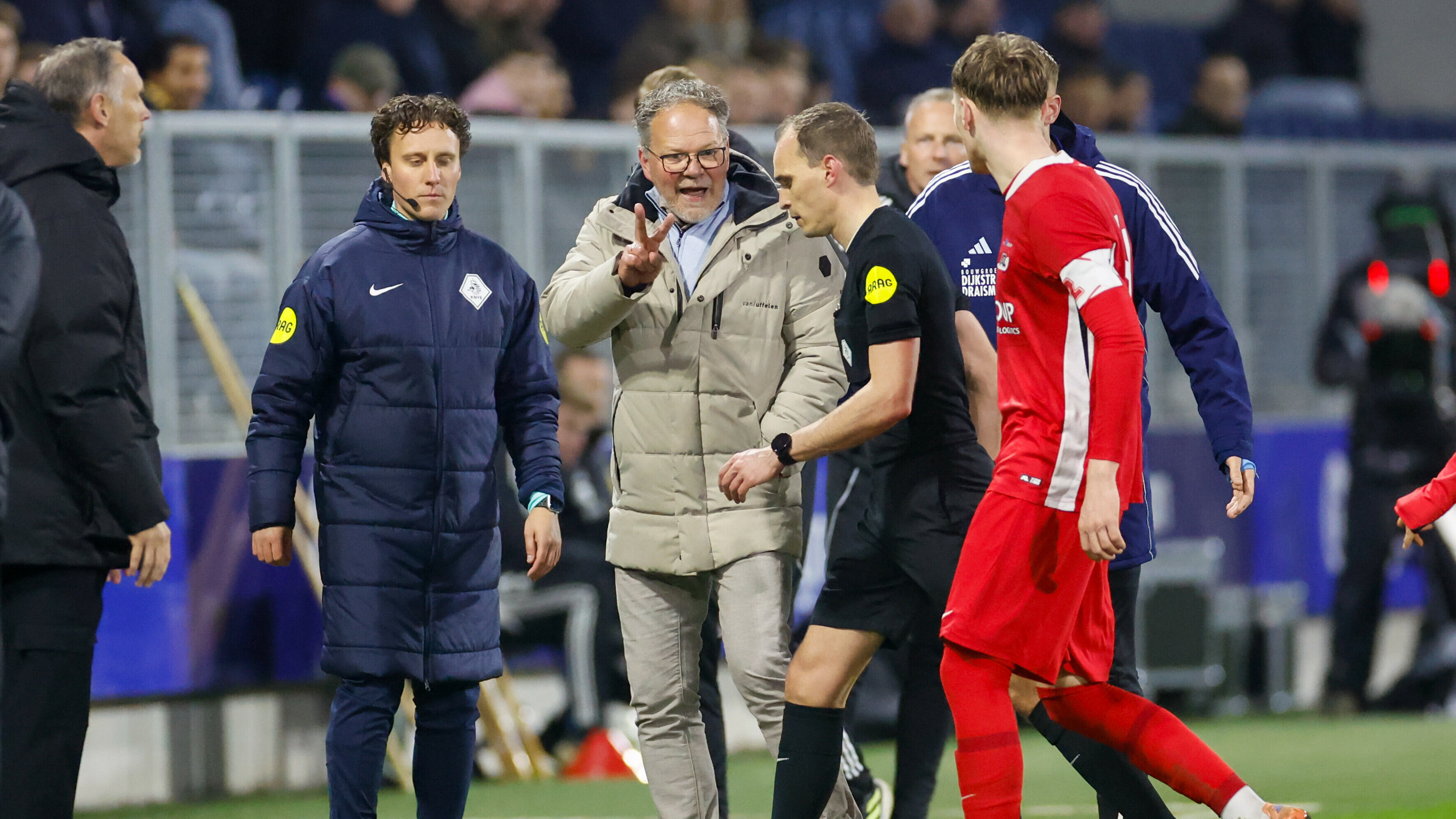 Lees terug: SC Cambuur kan promotie dit weekend vergeten na chaotische slotfase tegen Jong AZ (3-4)
