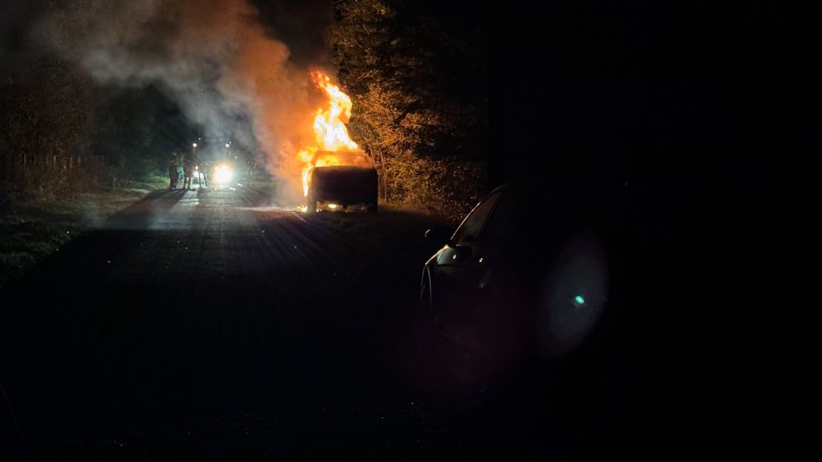 Auto in lichterlaaie in Beegden, brandweer rukt uit met waterwagens