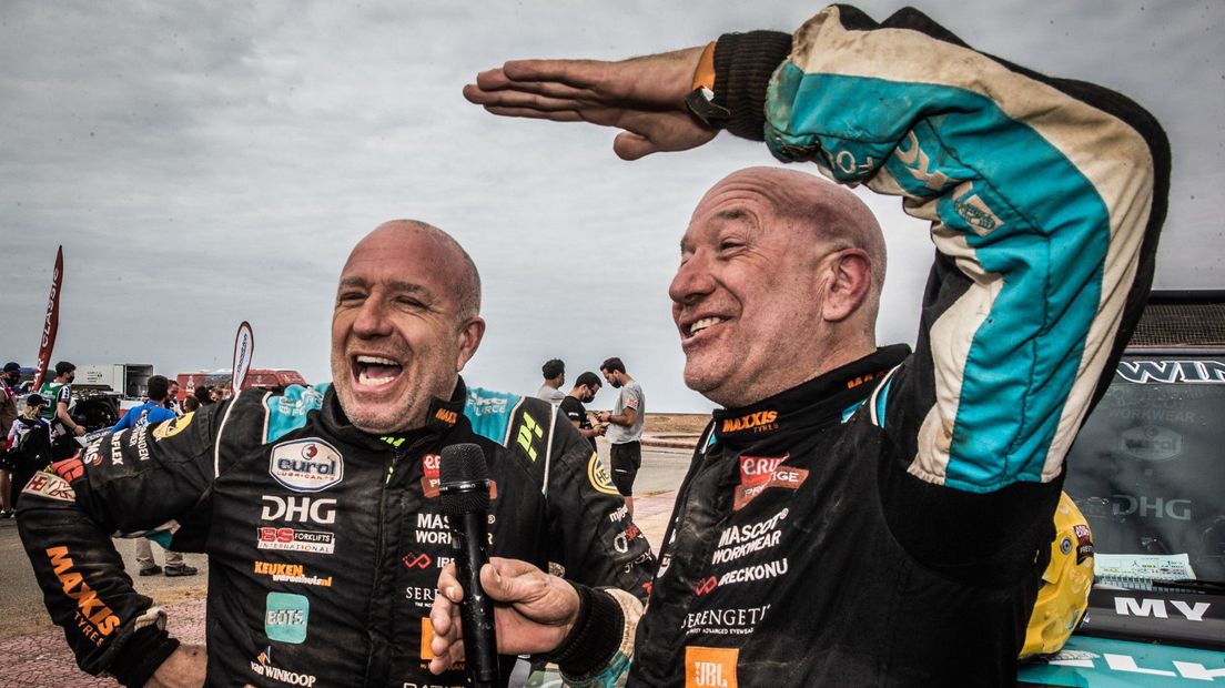 Tim (rechts) en tweelingbroer Tom Coronel na de Dakar Rally van 2021
