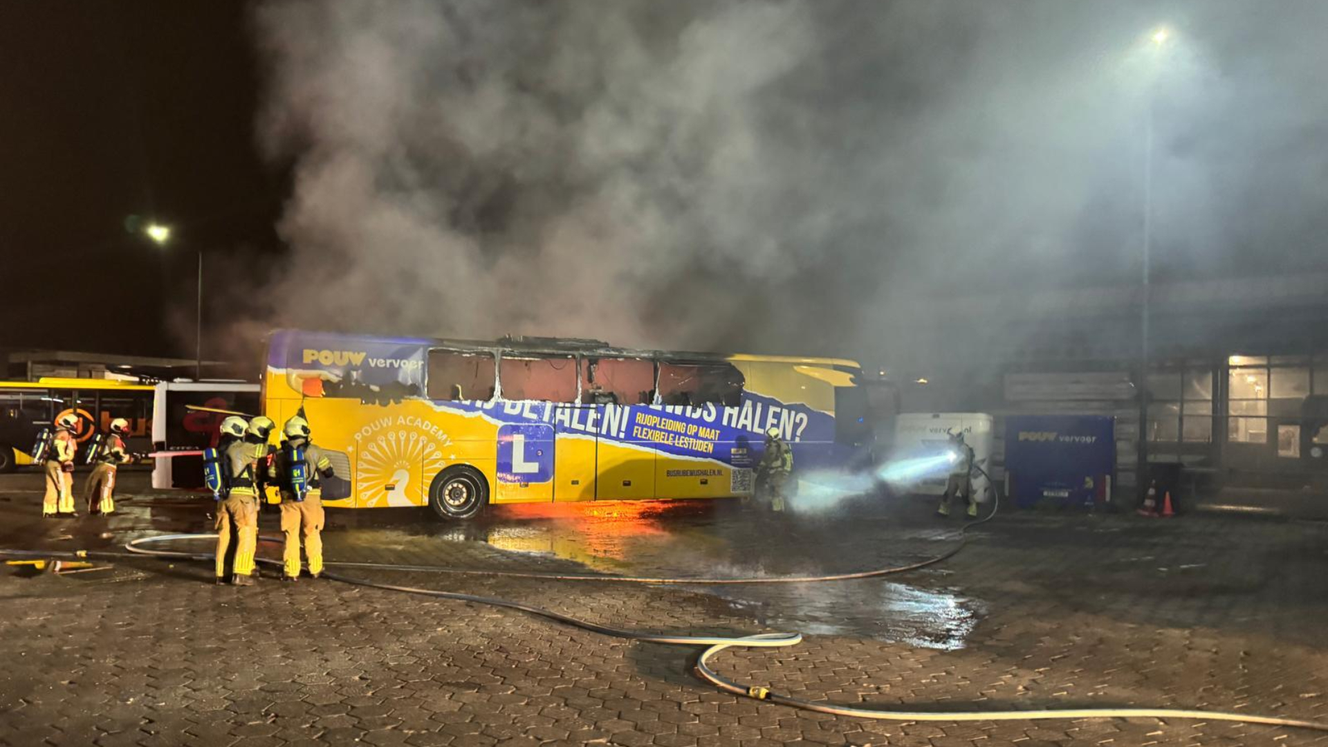 Kortsluiting veroorzaakte waarschijnlijk brand bij Pouw in Vianen, drie bussen verloren gegaan