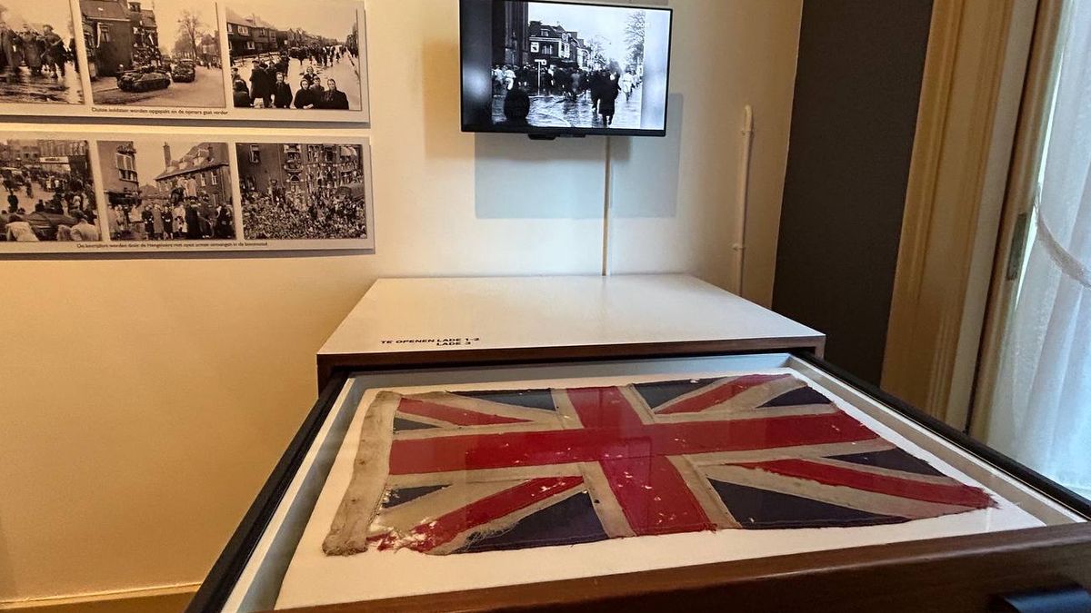 Bijzondere Britse bevrijdingsvlag na jaar wachten eindelijk in Museum Hengelo te zien