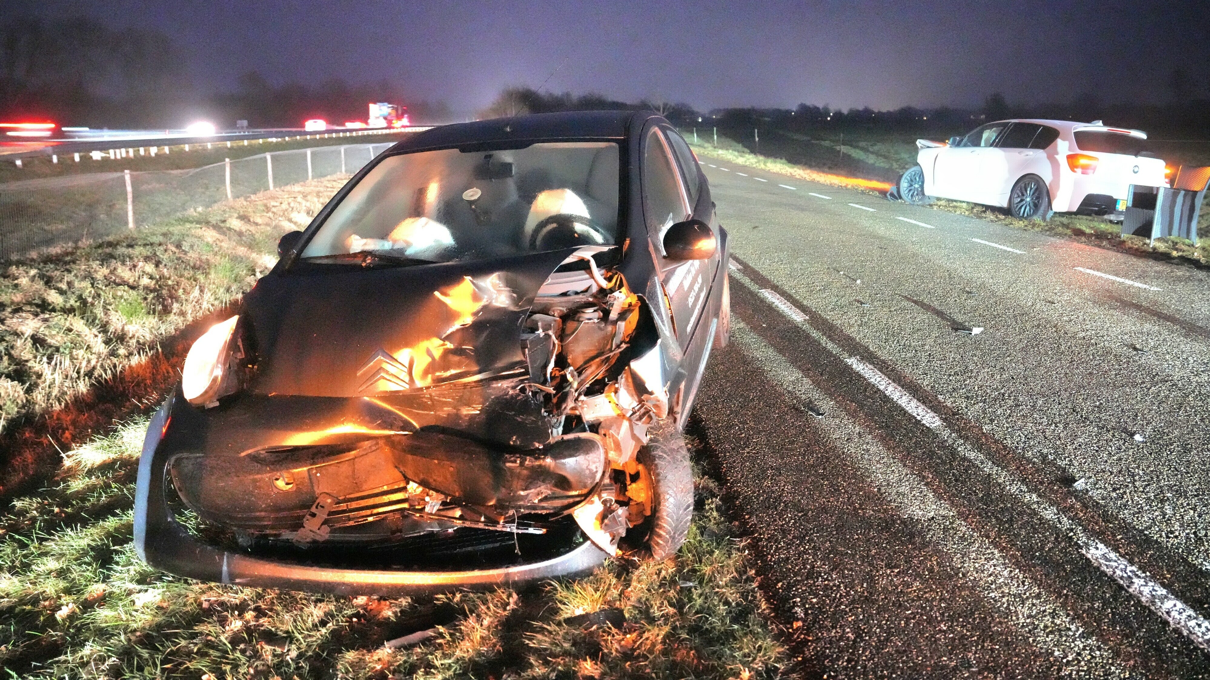Auto's botsen bij provinciegrens, één gewonde naar ziekenhuis