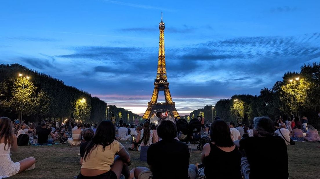 Genieten van de Eiffeltoren in Parijs.