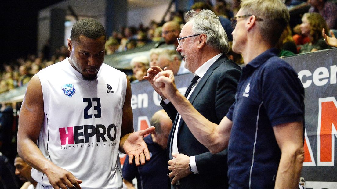 Bradford Burgess krijgt de felicitaties van de bank van Donar