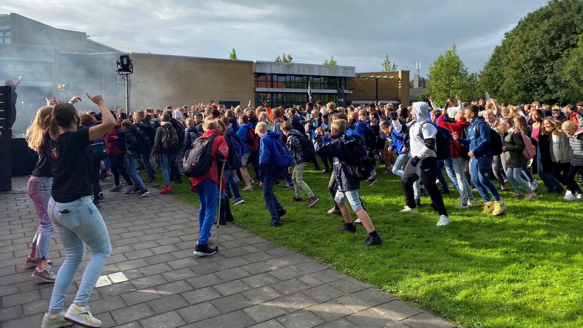 De learlingen wurde eefkes wekker skodde mei in DJ en muzyk
