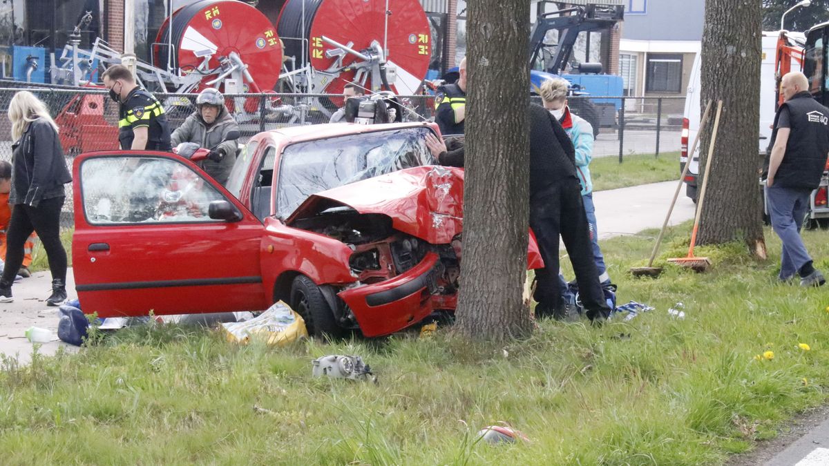 Auto tegen boom in Siebengewald: moeder en kind gewond