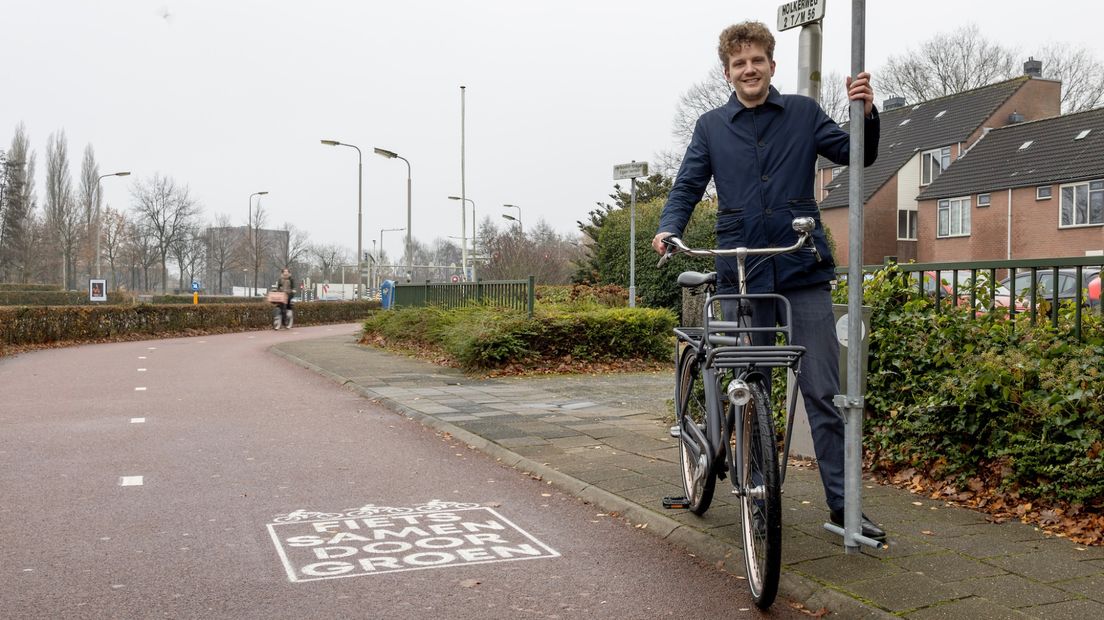 Verkeerswethouder Tyas Bijlholt bij het fietspad.