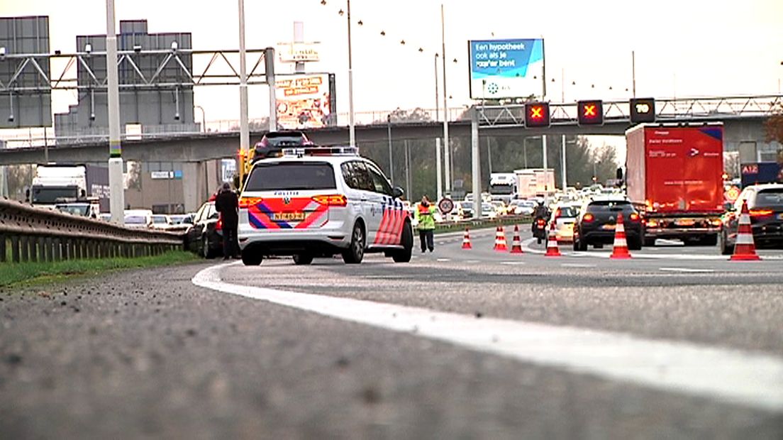 Bij dit ongeluk vanmorgen op de A12 negeerden vermoeddelijk enkele tientallen automobilisten het rode kruis.