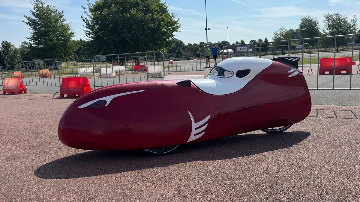 Supersnel, fluisterstil en pure spierkracht: de Formule 1 onder de fietsen strijkt neer in Sittard