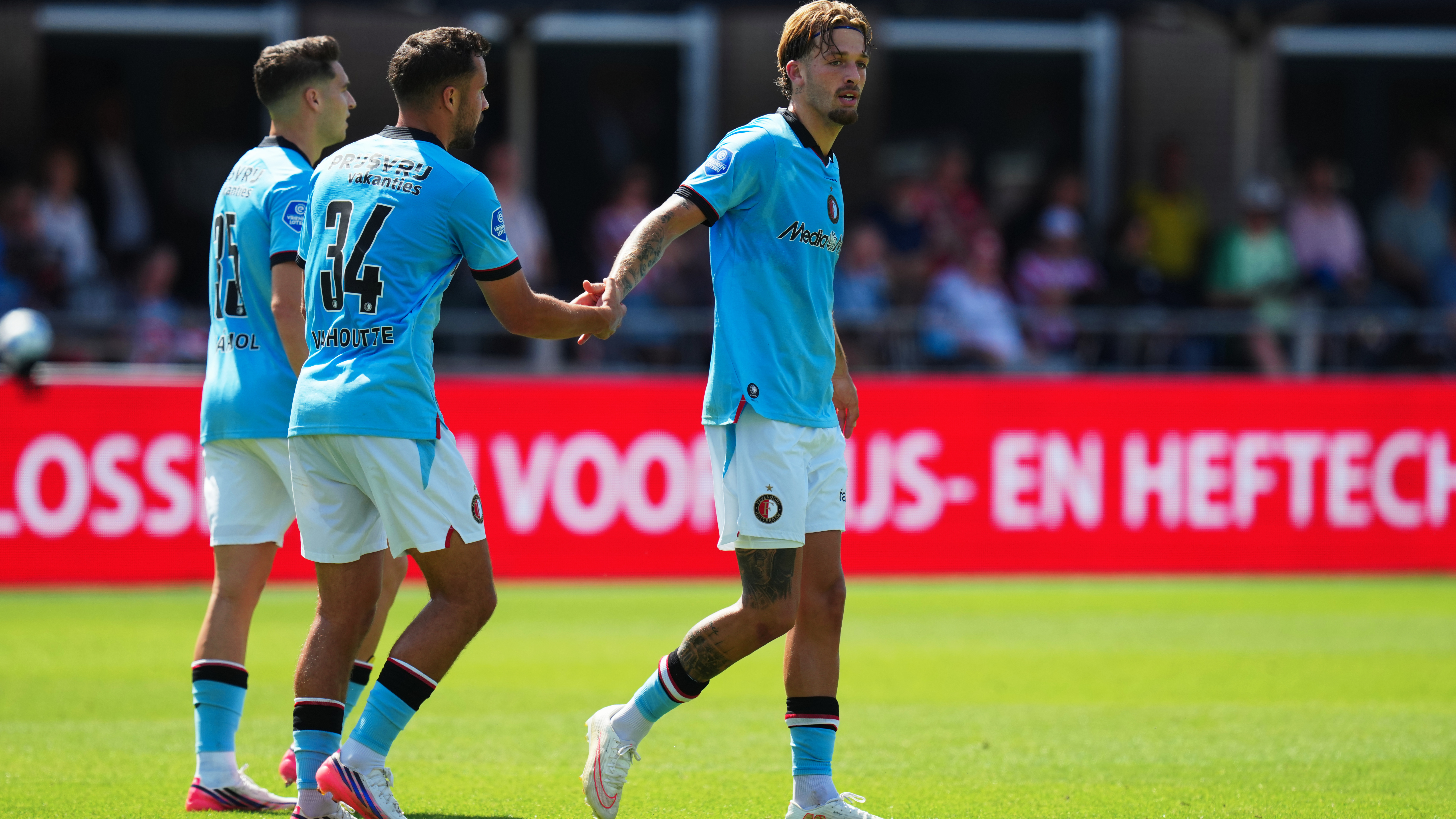 Valente en Vanhoutte vieren de goal van Feyenoord bij Sparta