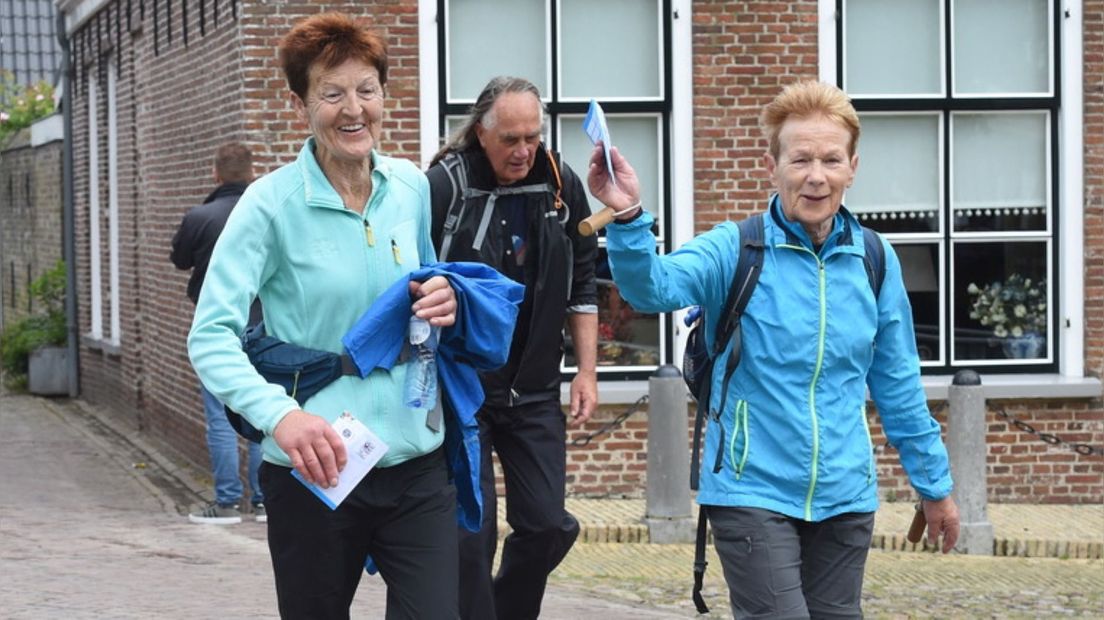 Wandelaars op dag 1 van de Elfstedenwandeltocht 2022