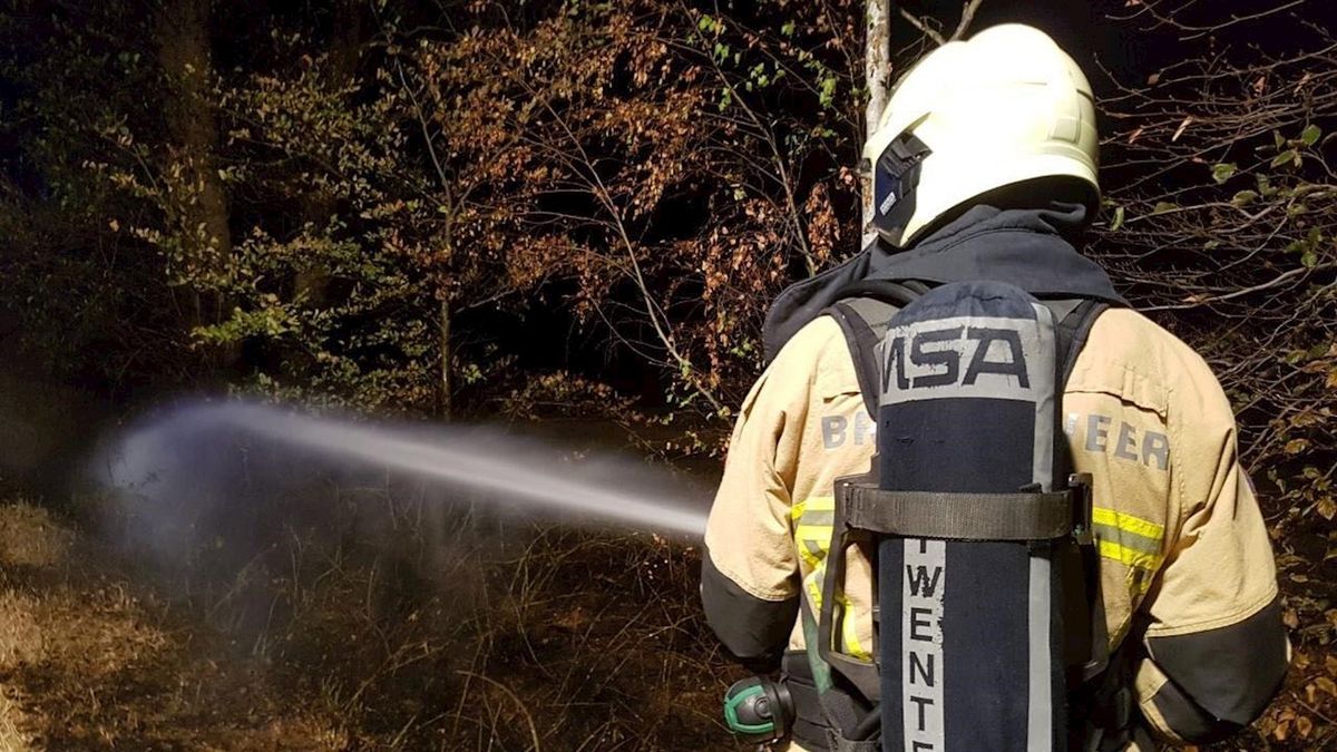 Buurtbewoners blussen bermbrand in Langeveen