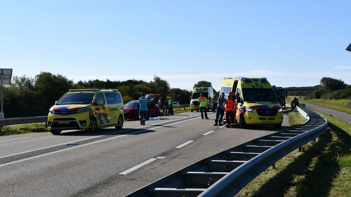 Weg enige tijd afgesloten na ernstig ongeluk bij Kamperland, bestuurster aangehouden