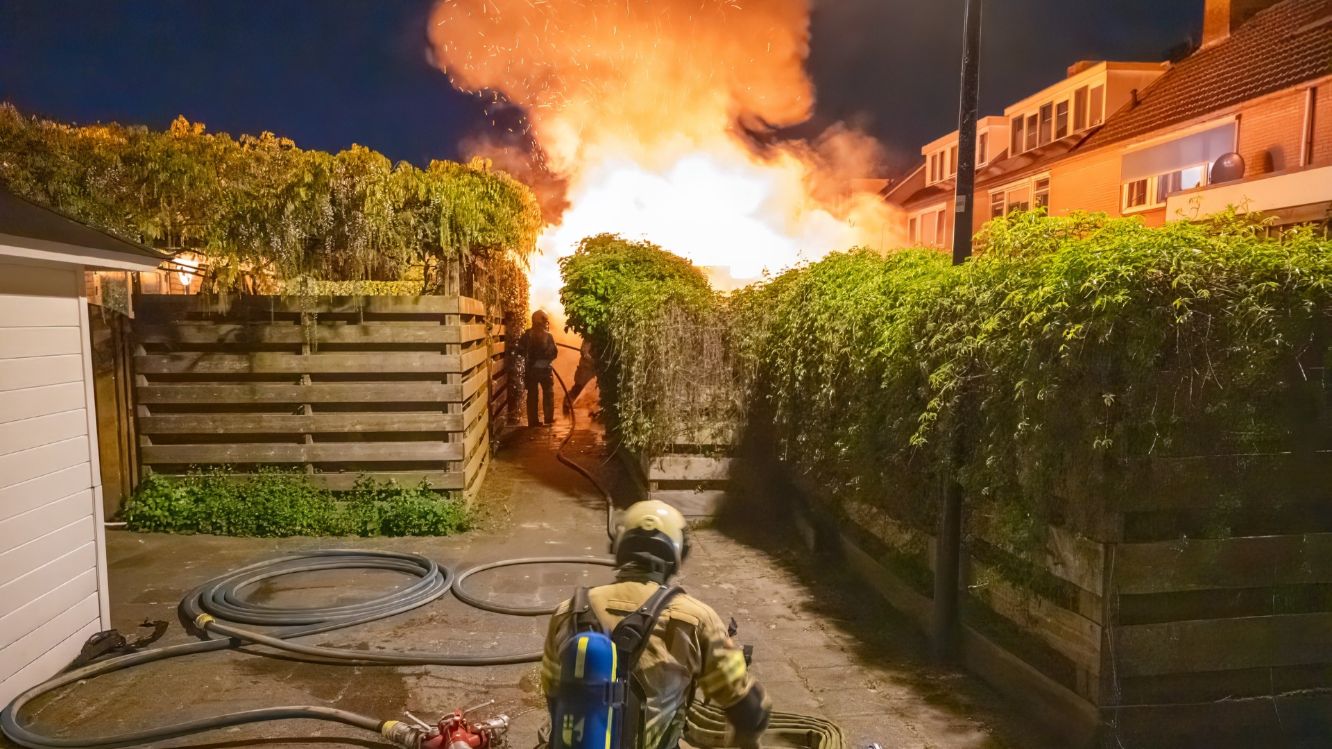 Autobranden in Wilnis: 3 voertuigen van hetzelfde bedrijf vatten vlam