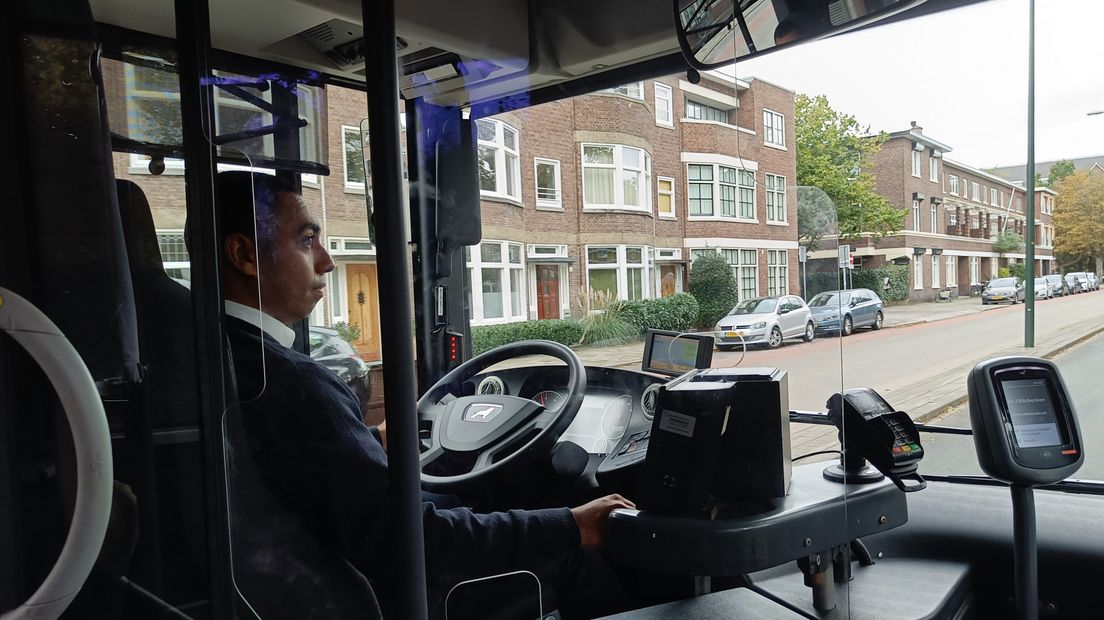 Reynaldo kijkt naar achter om te zien wat er in zijn bus gebeurt