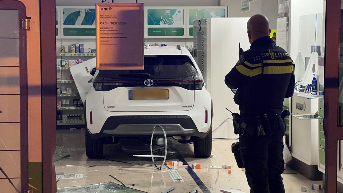 Rondom de auto liggen glasscherven en medicijnen op de grond