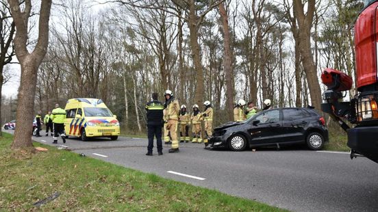 Automobilist gewond door botsing tegen boom. Automobilist gewond door botsing tegen boom.