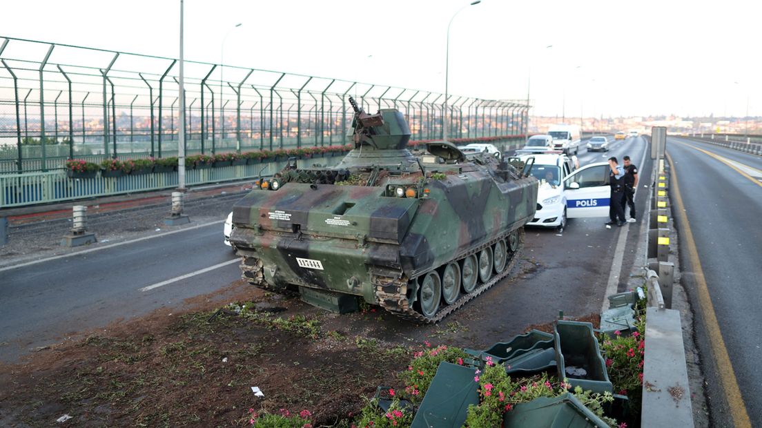 Tank op de snelweg in Istanbul