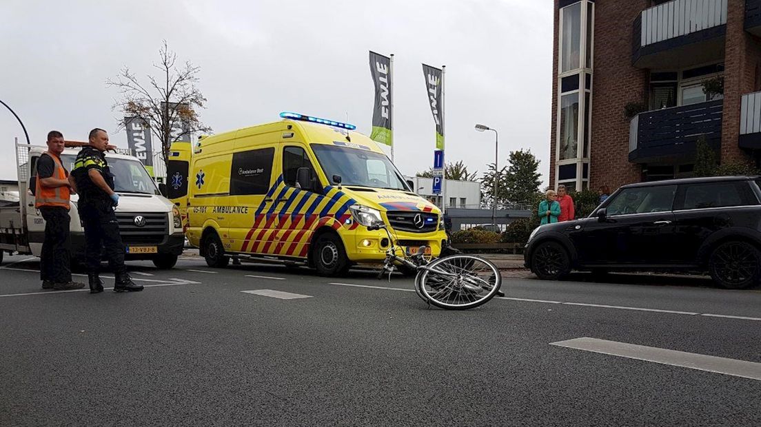 De fietser is met spoed naar het ziekenhuis vervoerd