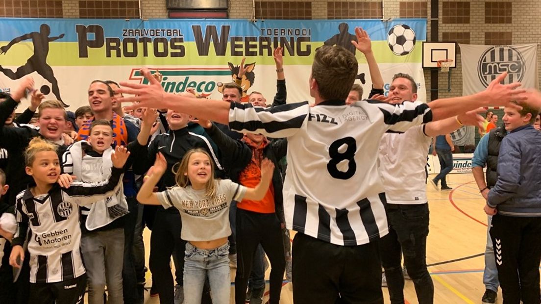 Smaakmaker Jim Veltmaat viert feest met de supporters (Rechten: RTV Denthe/Stijn Steenhuis)