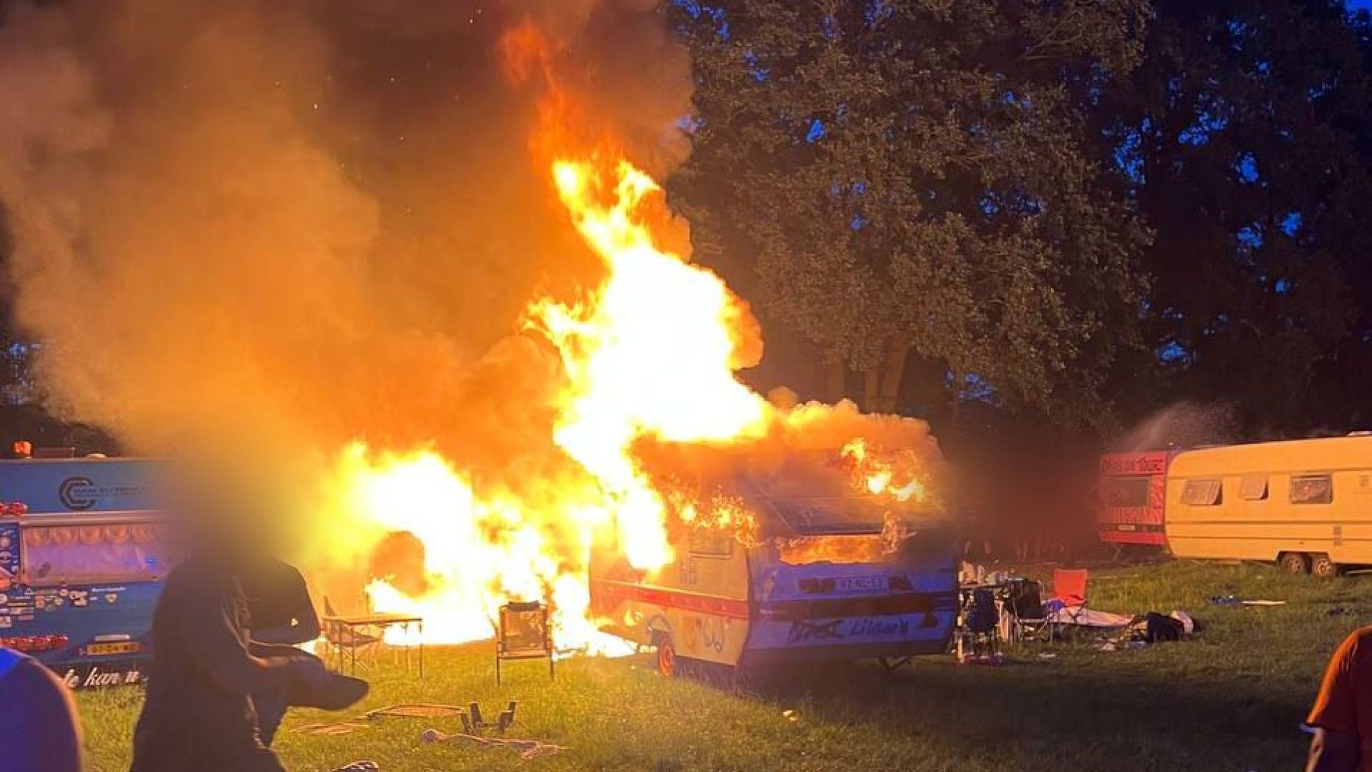 Een van de brandende caravans.