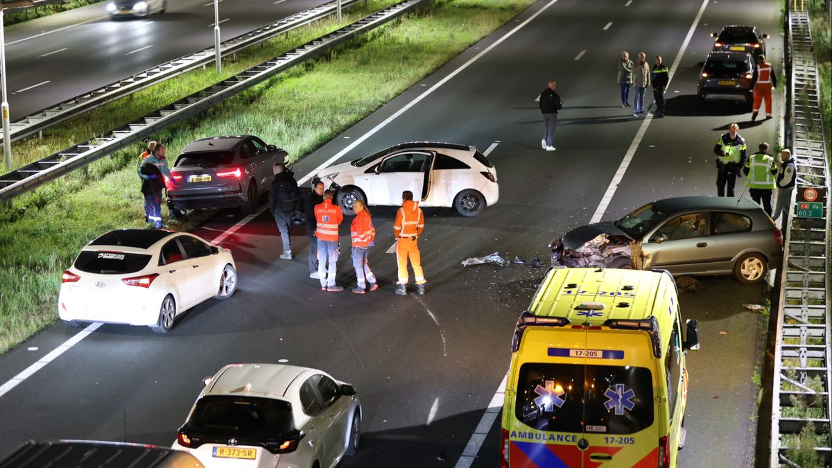 Snelweg dicht na ongeluk in file