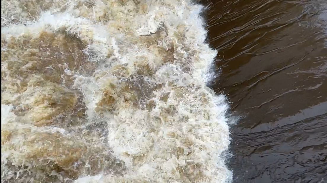 Via de oude sluis in Delfzijl worden miljoenen kubieke meters water gespuid