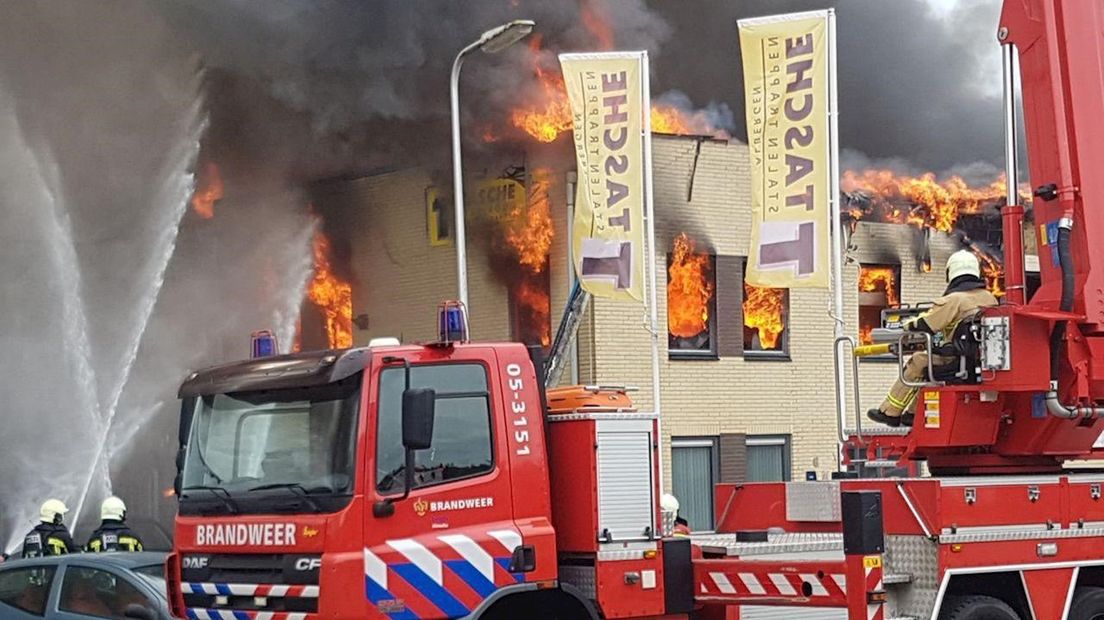 Grote brand bij bedrijf in Albergen