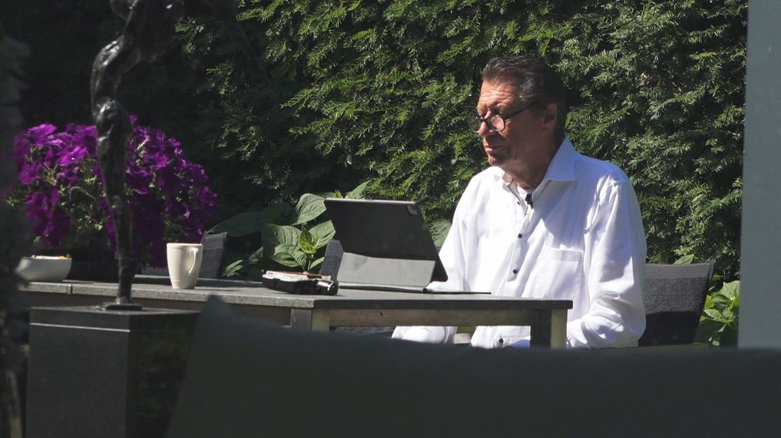 Simon Quist in de tuin van zijn villa in de Haagse wijk Vroondaal