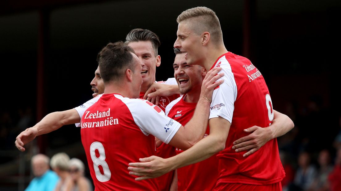 De spelers van GOES vieren feest na de promotie naar de 3e divisie.