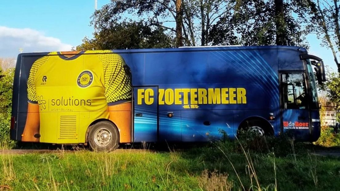 De spelersbus van FC Zoetermeer oogt als die van een profclub
