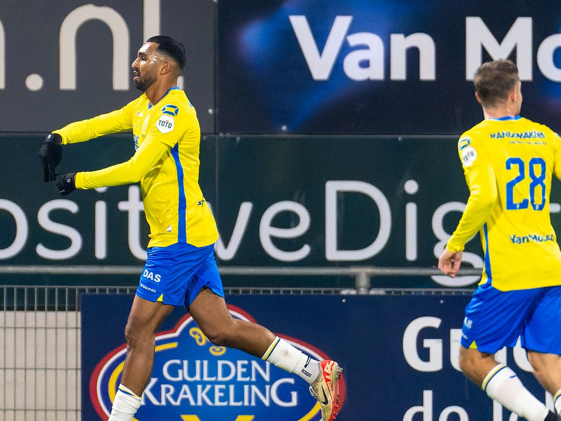 Yassin Oukili viert zijn doelpunt voor RKC Waalwijk tegen Excelsior