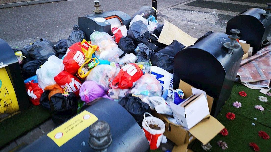 Afval illegaal gedumpt bij winkelcentrum Schelfhorst Almelo